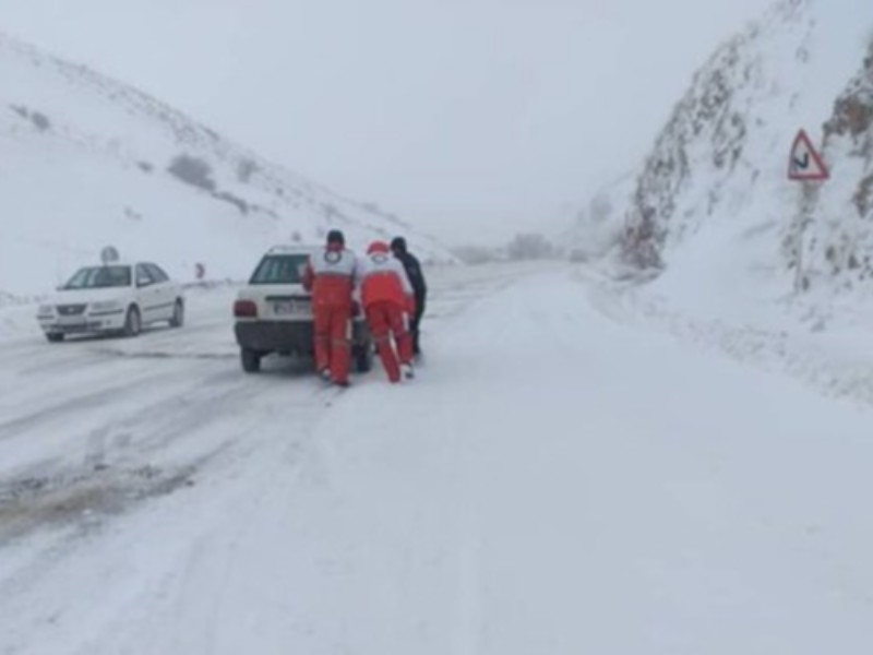 جاده‌های ایلام لغزنده است/ رانندگان با احتیاط حرکت کنند