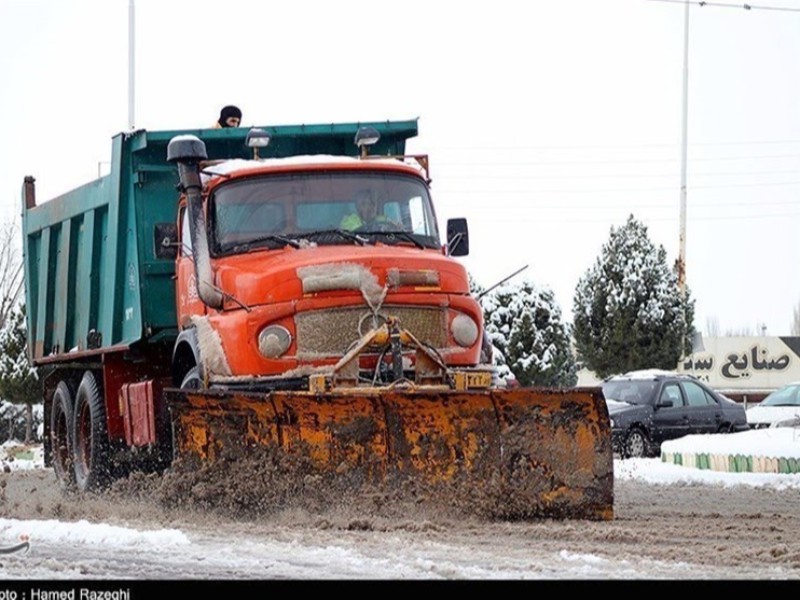 برف‌روبی معابر شهری ایلام با ۳۷۰ نیروی شهرداری در حال انجام است