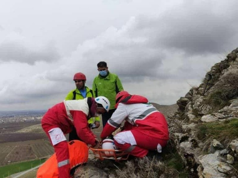 نجات 3 فرد گیر افتاده در ارتفاعات روستای چم آب شهرستان مهران